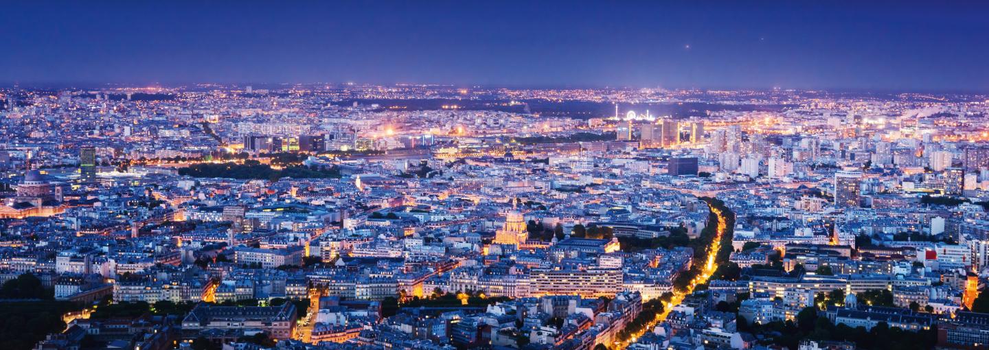 Vue aérienne de la métropole de Paris la nuit